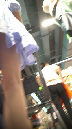 商场抄底两位连衣裙美少妇 一个粉N一个蓝N 截图14