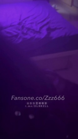 专攻高颜值网红台湾泡良大神「郑原创」FO私拍，美业咨询师，多人庆生派对，调情篇，兔女郎母狗跪地轮流吃鸡巴 截图3