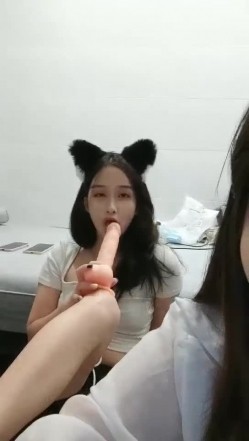 极品高颜冷艳御姐，反差小妈感女主播「金刚护撸娃」「小奶猫」激情淫语撩骚，和姐妹下海大秀，互舔互口假鸡巴互插 截图12