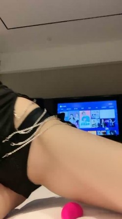 第一视角，俯视角度极品黑丝情趣装女上位道具骑上来插入自慰，呻吟太诱惑 截图2