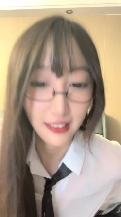 近期全网下海最极品青春漂亮的女神  偶像明星般的9分顶级颜值 大大的眼睛炯炯有神 高挑的身材 截图6