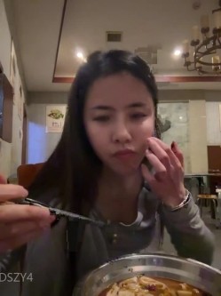 ️逆天户外主播【qingqing-ss】高颜值长腿丝袜、公园、商场餐厅大胆当着路人面裸露自慰 截图3