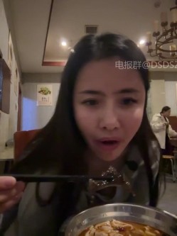️逆天户外主播【qingqing-ss】高颜值长腿丝袜、公园、商场餐厅大胆当着路人面裸露自慰 截图4