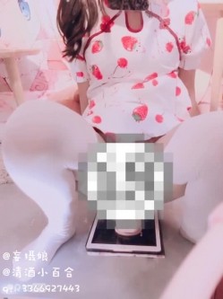 清纯反差双马尾LO萌妹『妄摄娘』福利私拍 在外是同学老师眼中的乖乖女，在私下是哥哥的鸡巴套子！ 截图1