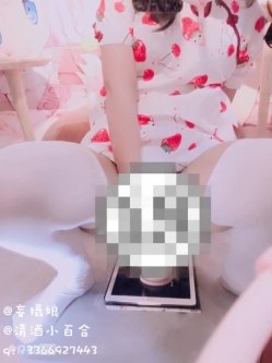 清纯反差双马尾LO萌妹『妄摄娘』福利私拍 在外是同学老师眼中的乖乖女，在私下是哥哥的鸡巴套子！ 截图4