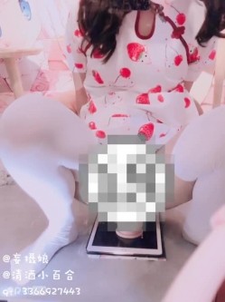 清纯反差双马尾LO萌妹『妄摄娘』福利私拍 在外是同学老师眼中的乖乖女，在私下是哥哥的鸡巴套子！ 截图5