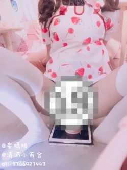 清纯反差双马尾LO萌妹『妄摄娘』福利私拍 在外是同学老师眼中的乖乖女，在私下是哥哥的鸡巴套子！ 截图8
