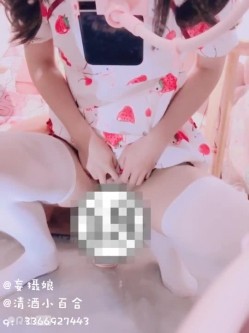 清纯反差双马尾LO萌妹『妄摄娘』福利私拍 在外是同学老师眼中的乖乖女，在私下是哥哥的鸡巴套子！ 截图9
