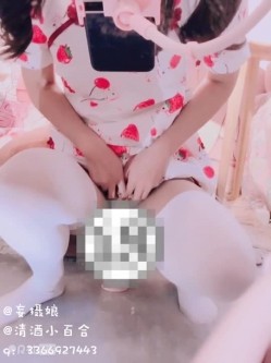清纯反差双马尾LO萌妹『妄摄娘』福利私拍 在外是同学老师眼中的乖乖女，在私下是哥哥的鸡巴套子！ 截图11