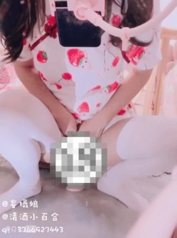 清纯反差双马尾LO萌妹『妄摄娘』福利私拍 在外是同学老师眼中的乖乖女，在私下是哥哥的鸡巴套子！ 截图14
