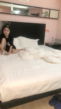 风骚女友酒店伺候小哥哥，各种口交大鸡巴表情好骚，主动上位抽插还自慰阴蒂真骚，让小哥各种姿势爆草淫穴 截图1