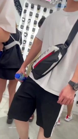 商城饰品店跟随偷窥高颜小少妇 皮肤白皙 大屁屁饱满 浅蓝色小内内卡的很紧 截图2