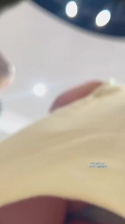 商城饰品店跟随偷窥高颜小少妇 皮肤白皙 大屁屁饱满 浅蓝色小内内卡的很紧 截图6