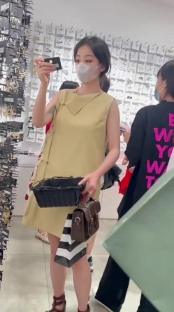 商城饰品店跟随偷窥高颜小少妇 皮肤白皙 大屁屁饱满 浅蓝色小内内卡的很紧 截图13