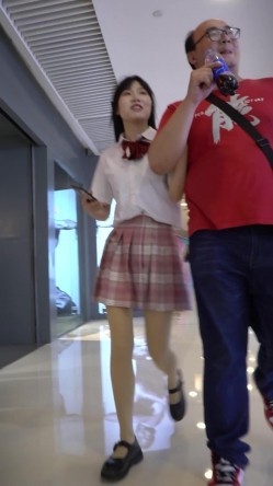 论坛VIP资源大师极限贴身CD超多漂亮小姐姐亮点多多各种骚丁露臀蕾丝骚内COSER美眉直接真空露逼 截图5