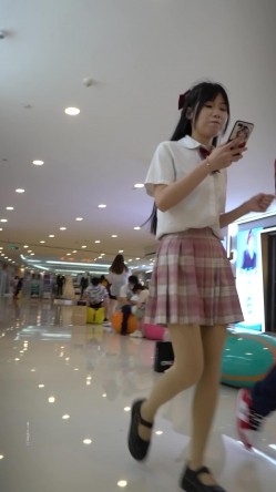论坛VIP资源大师极限贴身CD超多漂亮小姐姐亮点多多各种骚丁露臀蕾丝骚内COSER美眉直接真空露逼 截图12