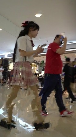 论坛VIP资源大师极限贴身CD超多漂亮小姐姐亮点多多各种骚丁露臀蕾丝骚内COSER美眉直接真空露逼 截图14