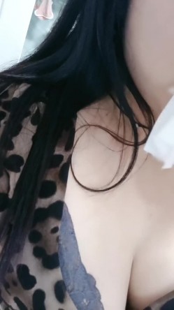 黑丝豹纹吊钟奶极品熟女少妇，道具自慰，一个人手持镜头拍摄，特写蝴蝶逼，骚的很 截图3