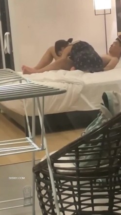 自驾游时偷窥隔壁小情侣啪啪 真想告诉他 小女友身材真好 后续被发现了 但也没耽误人家继续 貌似人家根本不在乎 截图1