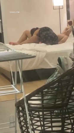 自驾游时偷窥隔壁小情侣啪啪 真想告诉他 小女友身材真好 后续被发现了 但也没耽误人家继续 貌似人家根本不在乎 截图3