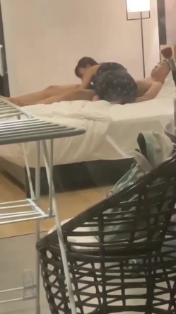 自驾游时偷窥隔壁小情侣啪啪 真想告诉他 小女友身材真好 后续被发现了 但也没耽误人家继续 貌似人家根本不在乎 截图4