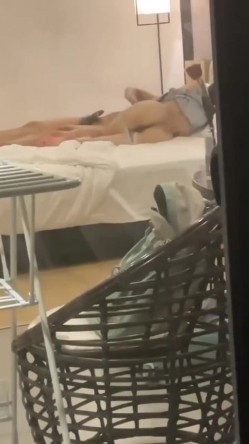 自驾游时偷窥隔壁小情侣啪啪 真想告诉他 小女友身材真好 后续被发现了 但也没耽误人家继续 貌似人家根本不在乎 截图5