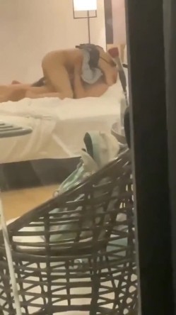 自驾游时偷窥隔壁小情侣啪啪 真想告诉他 小女友身材真好 后续被发现了 但也没耽误人家继续 貌似人家根本不在乎 截图6