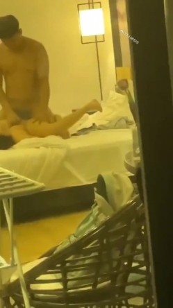自驾游时偷窥隔壁小情侣啪啪 真想告诉他 小女友身材真好 后续被发现了 但也没耽误人家继续 貌似人家根本不在乎 截图10