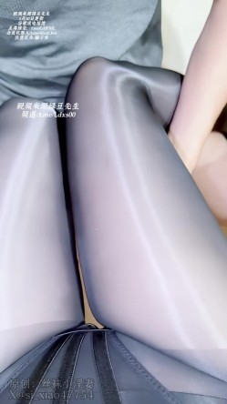 推特武汉绿帽情侣博主「丝袜小淫妻」油亮黑丝脚踩在你脸上，脚趾隔着丝袜夹你鼻子，让你闻我的脚味混着骚味，下面蕾丝已经撕开一条缝... 截图1