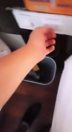 两个屌丝男主播酒店约炮零零后清纯小美女 模仿AV自拍小电影 边操边解说 截图2