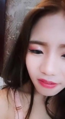 两个屌丝男主播酒店约炮零零后清纯小美女 模仿AV自拍小电影 边操边解说 截图4