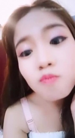 两个屌丝男主播酒店约炮零零后清纯小美女 模仿AV自拍小电影 边操边解说 截图5