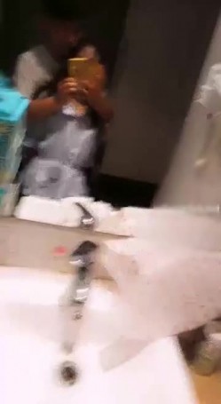 两个屌丝男主播酒店约炮零零后清纯小美女 模仿AV自拍小电影 边操边解说 截图7