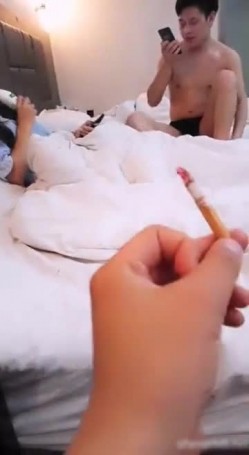 两个屌丝男主播酒店约炮零零后清纯小美女 模仿AV自拍小电影 边操边解说 截图9