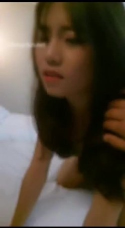 两个屌丝男主播酒店约炮零零后清纯小美女 模仿AV自拍小电影 边操边解说 截图16