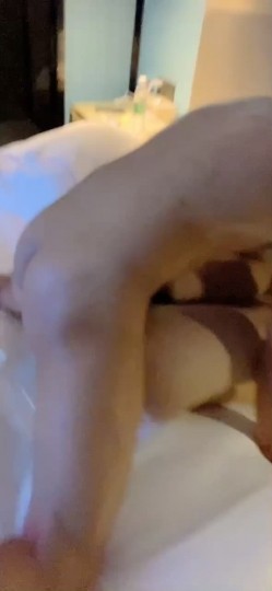 老婆3p爽不爽，只有试过才知道。老公：老婆爽不爽。老婆：嗯摁好爽呢！ 截图1