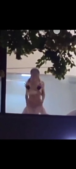 【某某门事件】第41弹 国宾暮云酒店_落地窗后入双马尾_故意不拉窗帘寻求刺激，被楼下路人偷拍 截图3
