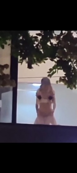 【某某门事件】第41弹 国宾暮云酒店_落地窗后入双马尾_故意不拉窗帘寻求刺激，被楼下路人偷拍 截图4
