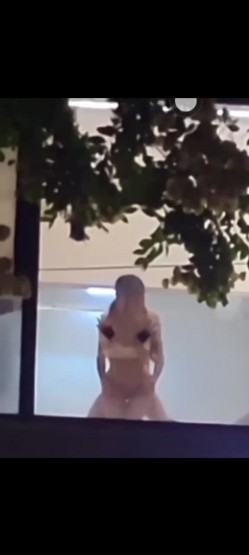 【某某门事件】第41弹 国宾暮云酒店_落地窗后入双马尾_故意不拉窗帘寻求刺激，被楼下路人偷拍 截图5