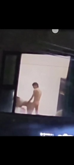 【某某门事件】第41弹 国宾暮云酒店_落地窗后入双马尾_故意不拉窗帘寻求刺激，被楼下路人偷拍 截图9