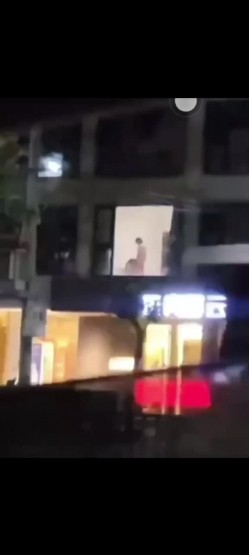 【某某门事件】第41弹 国宾暮云酒店_落地窗后入双马尾_故意不拉窗帘寻求刺激，被楼下路人偷拍 截图12