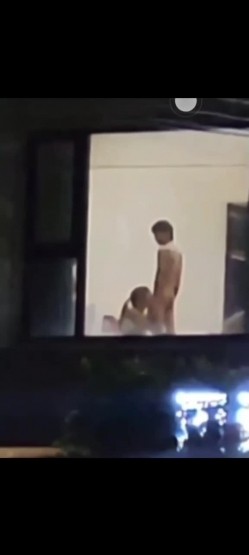 【某某门事件】第41弹 国宾暮云酒店_落地窗后入双马尾_故意不拉窗帘寻求刺激，被楼下路人偷拍 截图16