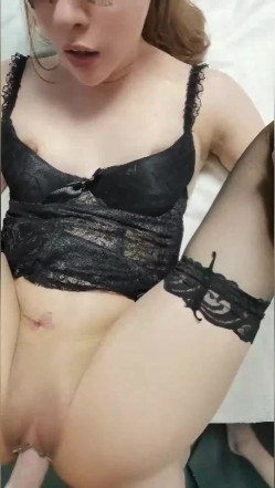 嫩妻数学老师、骚足丝袜，玩具玩了起来，完全是反差婊呀，没想到私下这么骚 这么会玩，这么多水！ 截图16