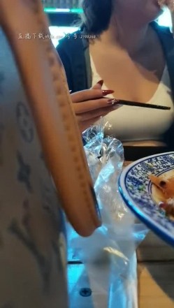 你的绿帽女友是真骚，户外跟大哥吃饭桌子下面逼里塞跳弹自慰，爽的没发呻吟只能吃东西免尴尬，漏着奶子 截图1