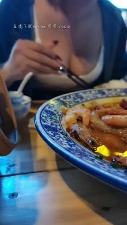 你的绿帽女友是真骚，户外跟大哥吃饭桌子下面逼里塞跳弹自慰，爽的没发呻吟只能吃东西免尴尬，漏着奶子 截图2