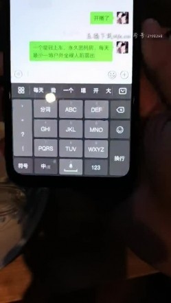 你的绿帽女友是真骚，户外跟大哥吃饭桌子下面逼里塞跳弹自慰，爽的没发呻吟只能吃东西免尴尬，漏着奶子 截图4