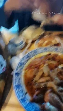 你的绿帽女友是真骚，户外跟大哥吃饭桌子下面逼里塞跳弹自慰，爽的没发呻吟只能吃东西免尴尬，漏着奶子 截图5