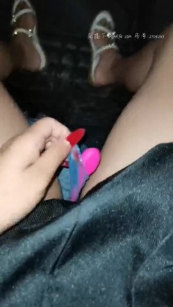 你的绿帽女友是真骚，户外跟大哥吃饭桌子下面逼里塞跳弹自慰，爽的没发呻吟只能吃东西免尴尬，漏着奶子 截图13