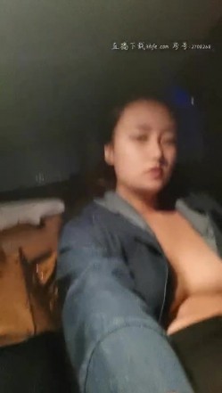 你的绿帽女友是真骚，户外跟大哥吃饭桌子下面逼里塞跳弹自慰，爽的没发呻吟只能吃东西免尴尬，漏着奶子 截图14