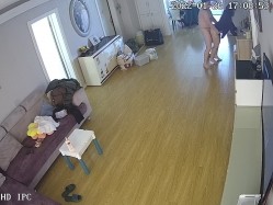 新流出黑客破解【家庭摄像头】新婚小夫妻 上来就是扒内裤一顿操 截图3